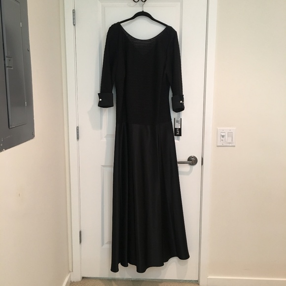 Xscape Dresses & Skirts - NWT Xscape Full Length Formal Gown 18W